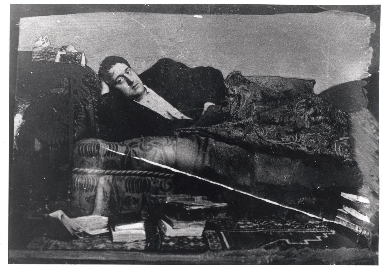 ギヨームアポリネール（1880〜1918年）のリクライニングの肖像、1910年頃 作： フランスの写真家