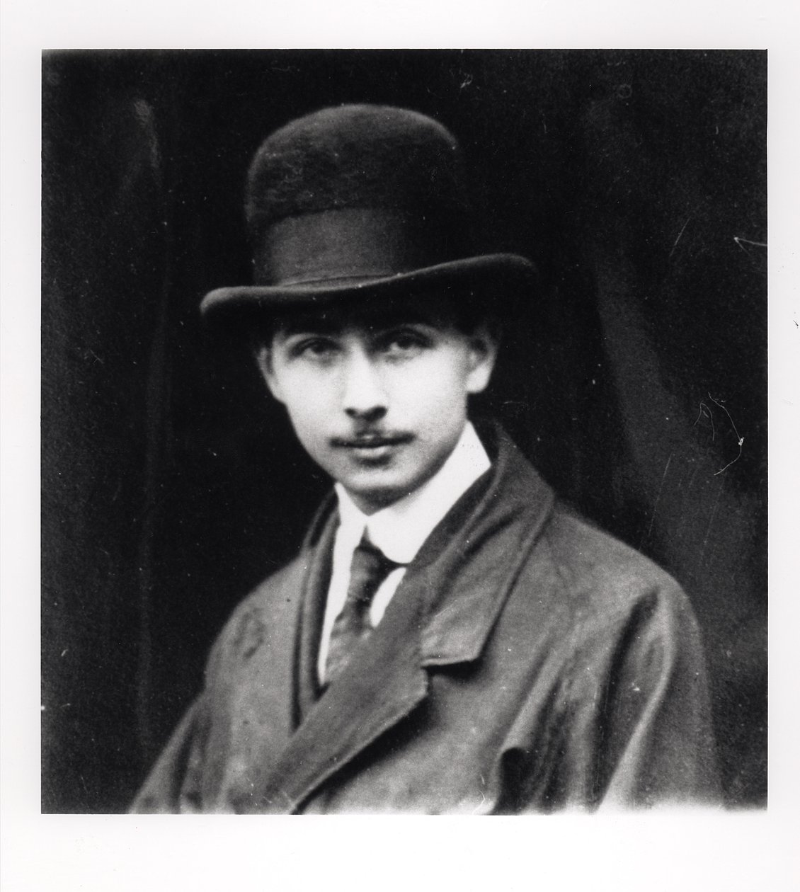 ルイ・アラゴンの肖像（1897-1982）1920 作： フランスの写真家