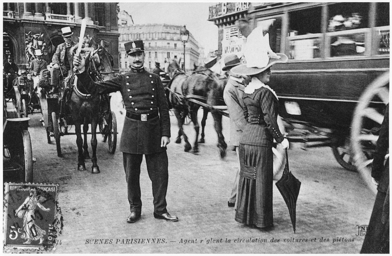 1914年以前の、パリの交通を指示する警官を描いた絵葉書 作： フランスの写真家