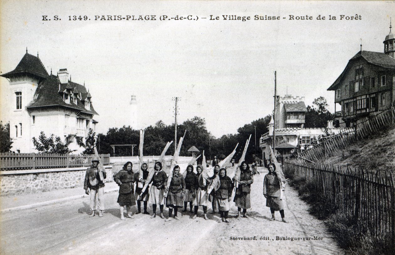 1910年頃、パリプラージュのヴィレッジスイスでエビ漁師を描いた絵葉書 作： フランスの写真家