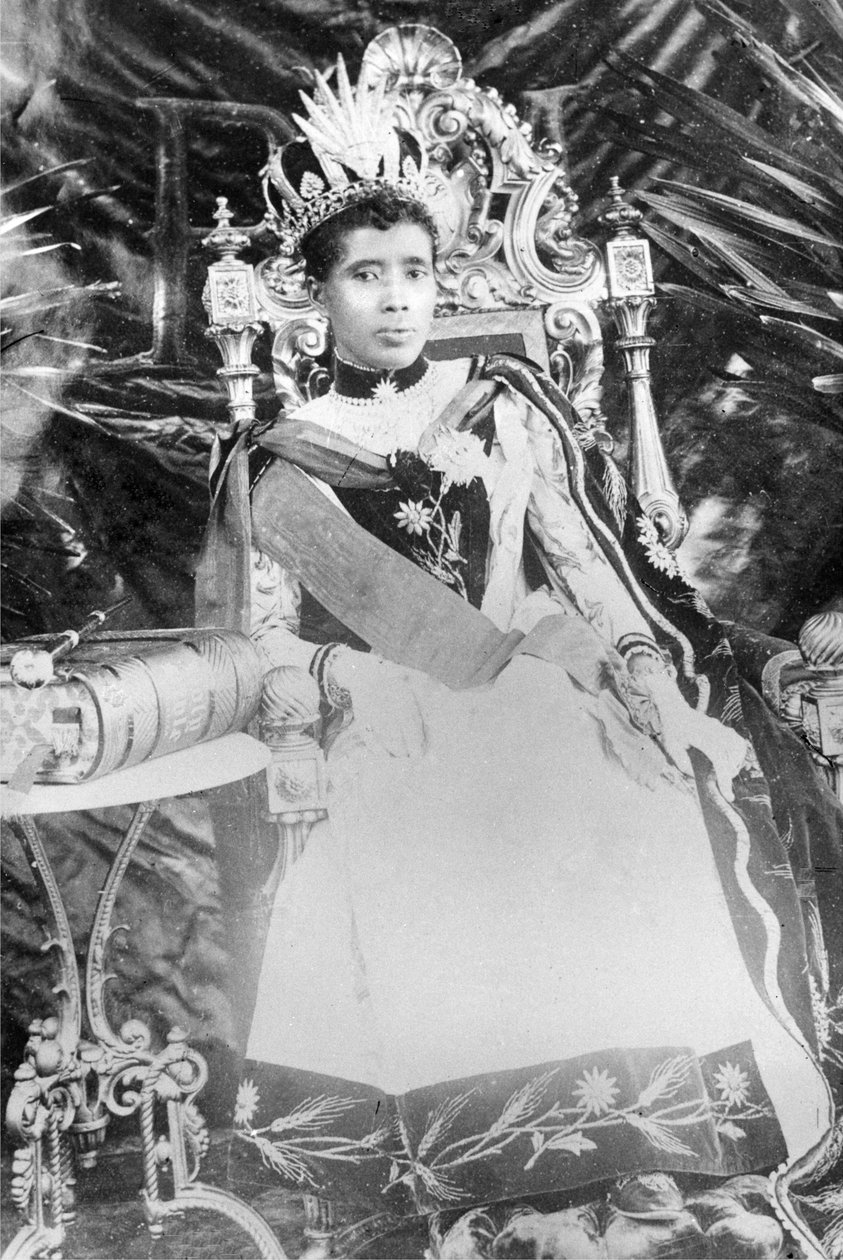 1890年頃の女王ラバナロナ3世（写真） 作： フランスの写真家