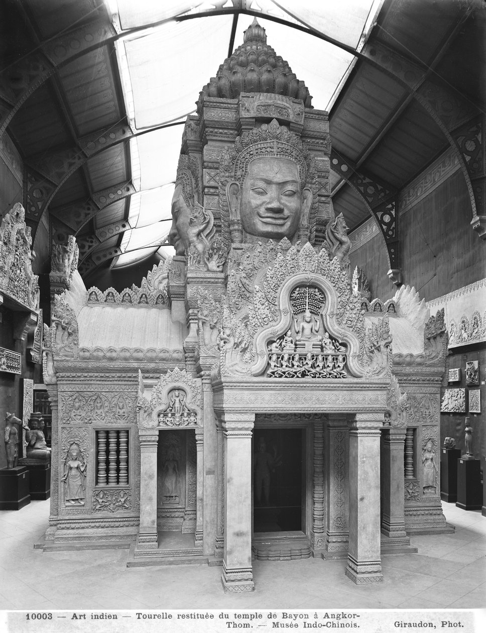 再建された砲塔、アンコールトムのバイヨン寺院、1912年頃 作： フランスの写真家