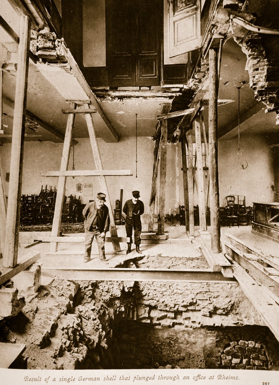 1914年から19年にかけて、ライムスのオフィスを突破したドイツ軍の1枚の砲弾の結果 作： フランスの写真家