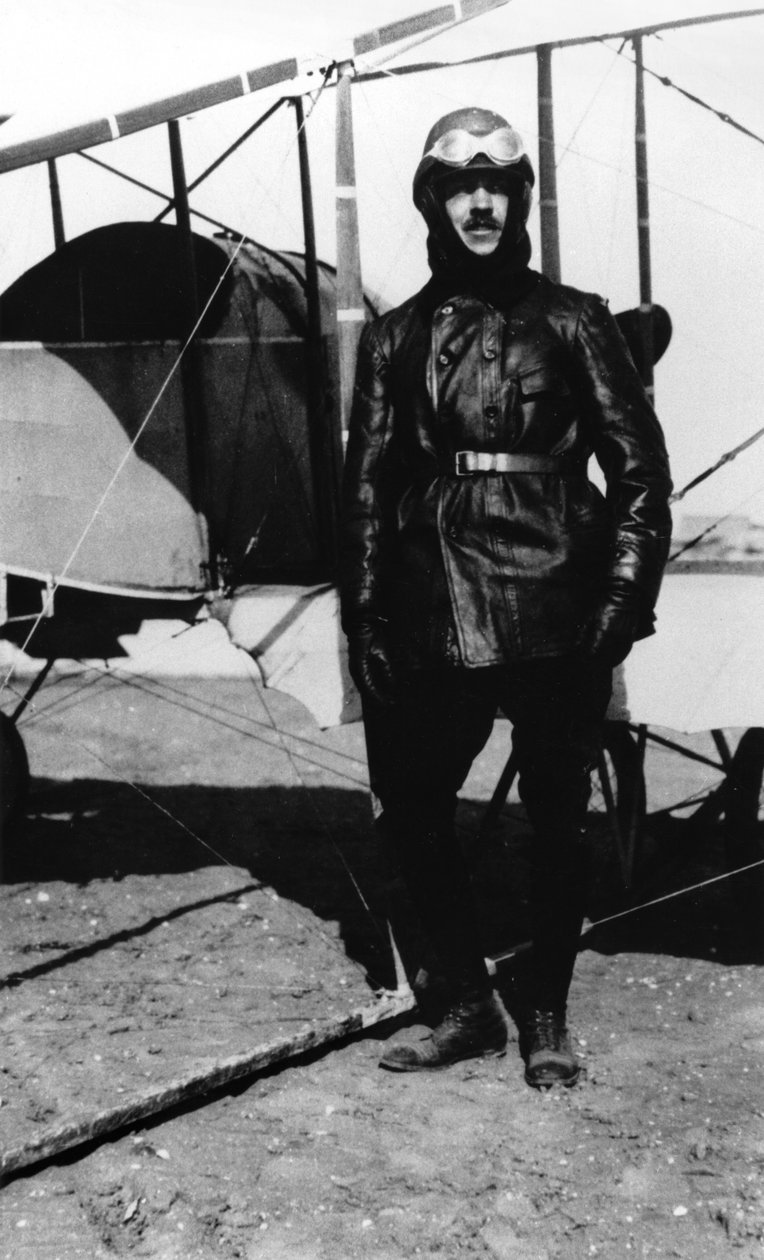 1915年に飛行機の横に立っているローランドギャロス（1888〜1918年） 作： フランスの写真家