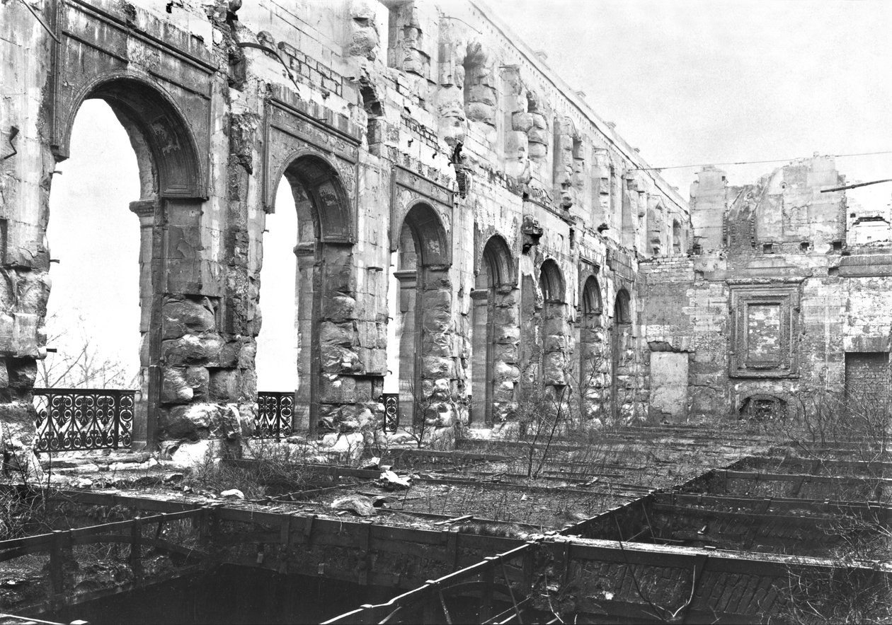1871年のパリのコミューン中のクールデコンプの遺跡 作： フランスの写真家