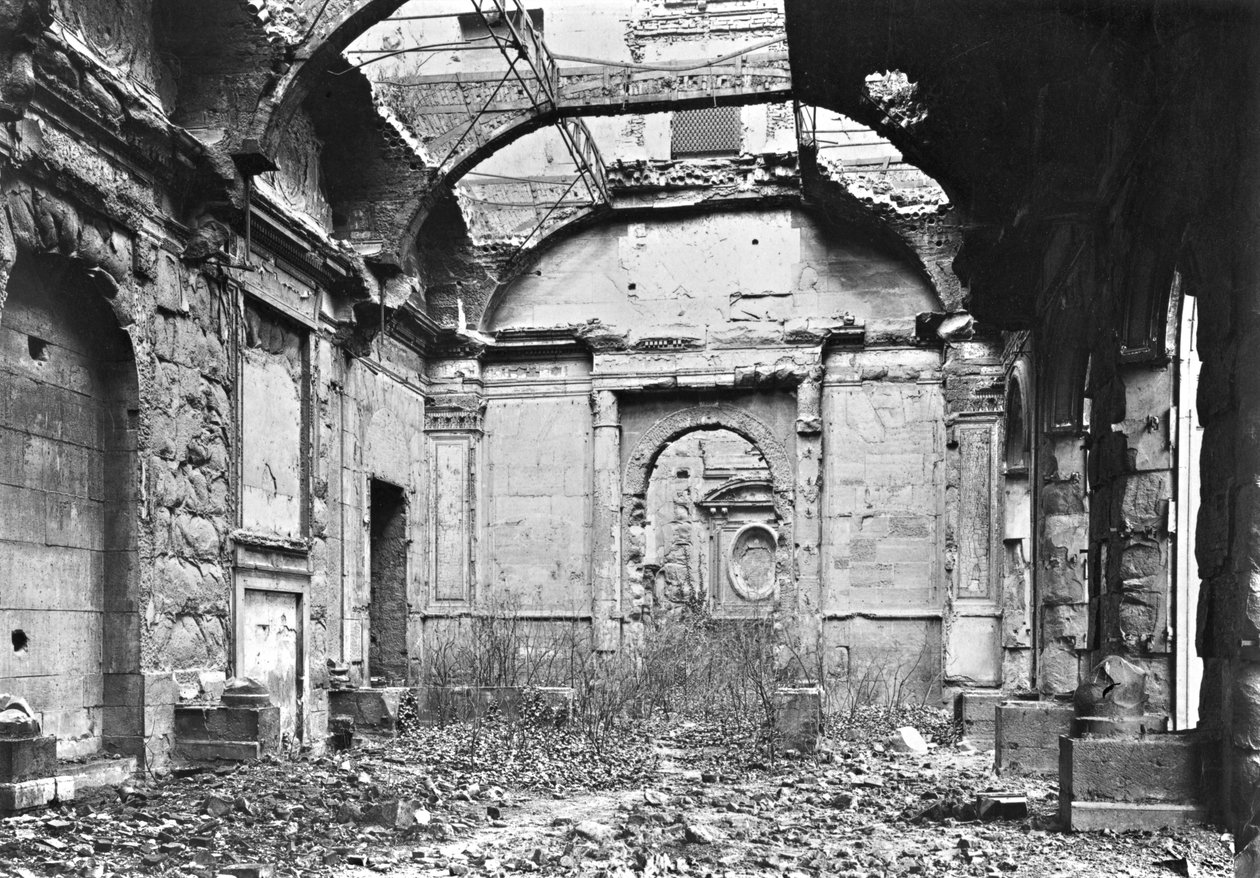 1871年のパリのコミューン中のクールデコンプの遺跡 作： フランスの写真家