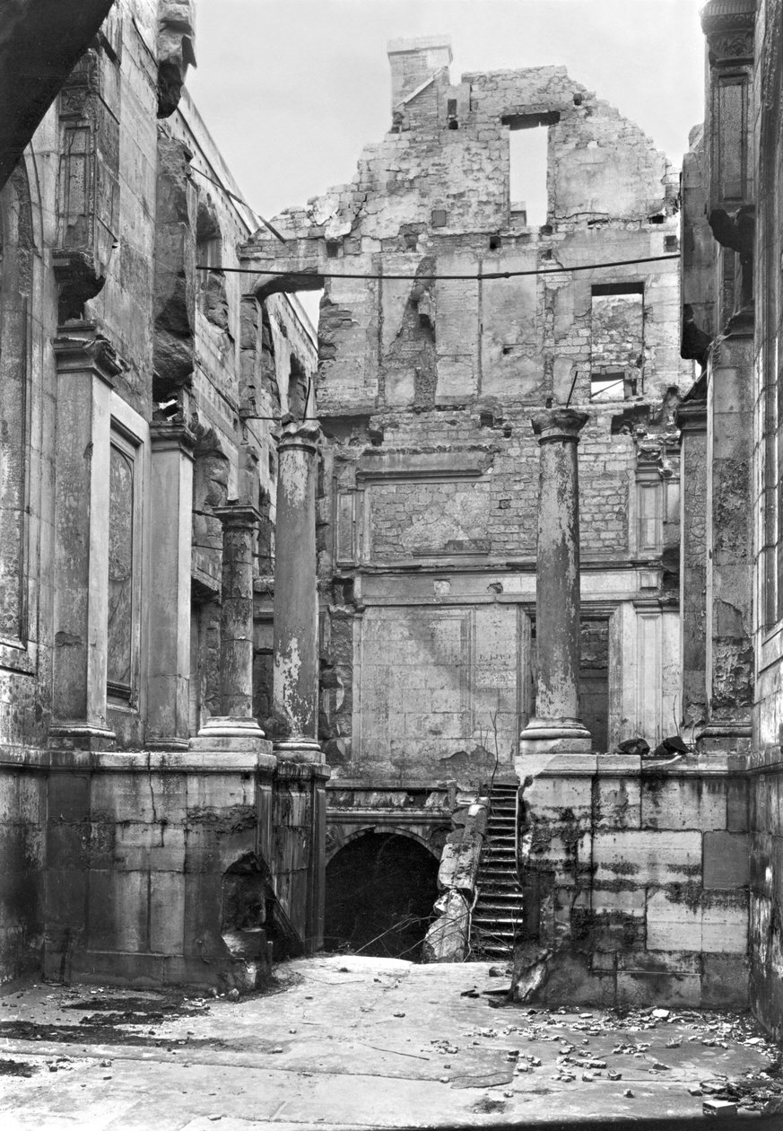 1871年のパリのコミューン中のクールデコンプの遺跡 作： フランスの写真家