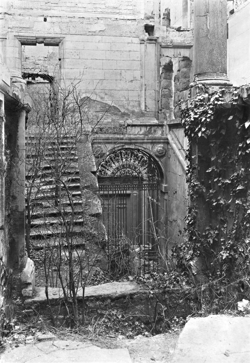 1871年のパリのコミューン中のクールデコンプの遺跡 作： フランスの写真家
