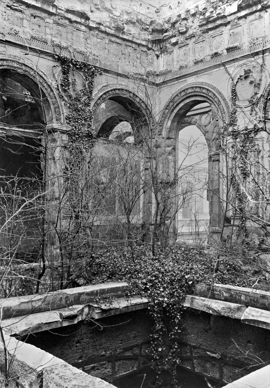 1871年のパリのコミューン中のクールデコンプの遺跡 作： フランスの写真家
