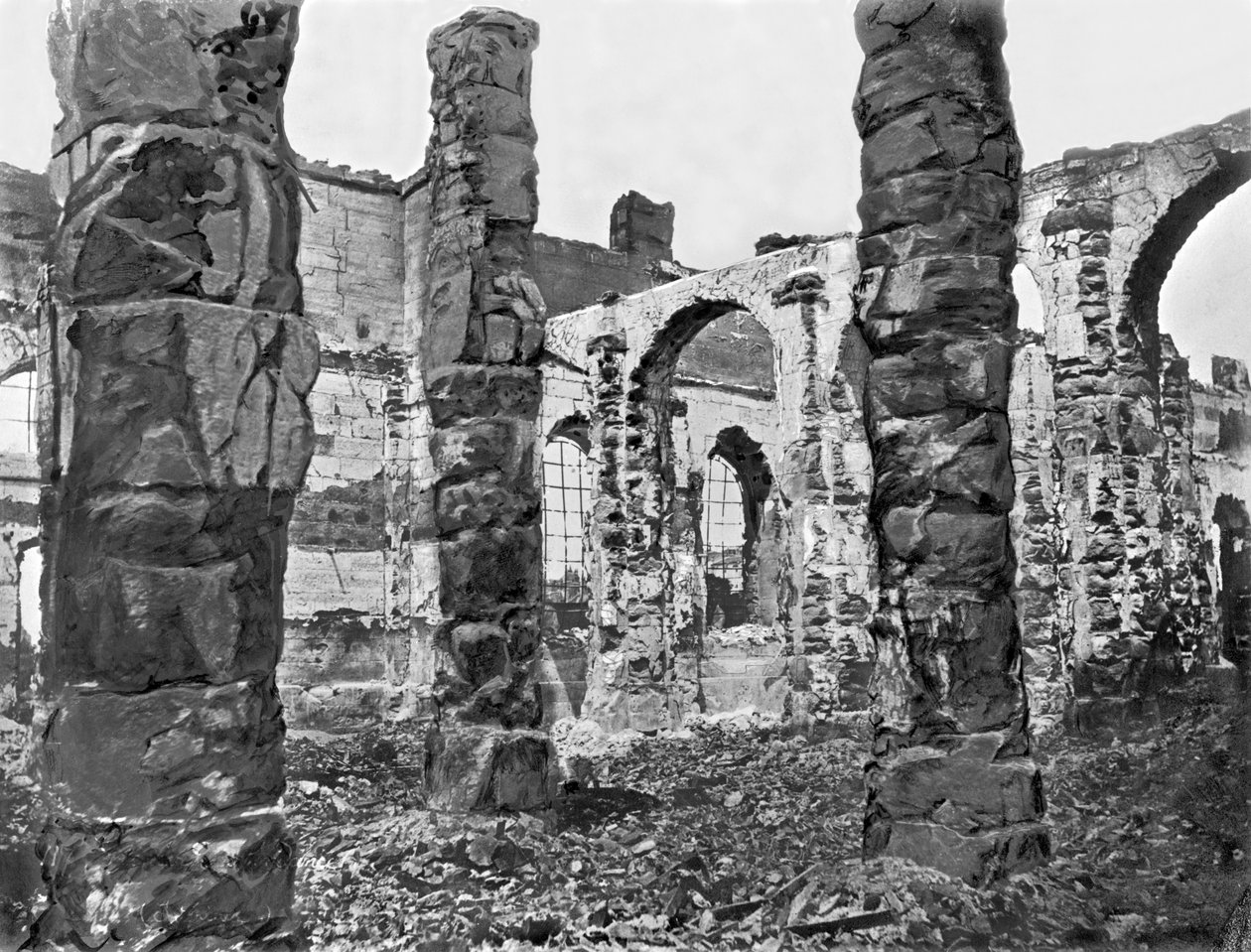 1871年のパリのコミューン中の倉庫の遺跡 作： フランスの写真家