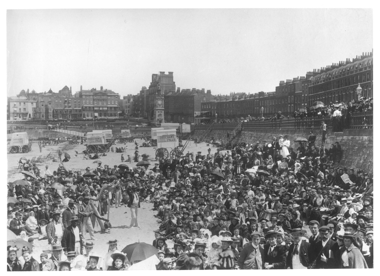 マーゲートのビーチでの歌手、1900年頃 作： フランスの写真家