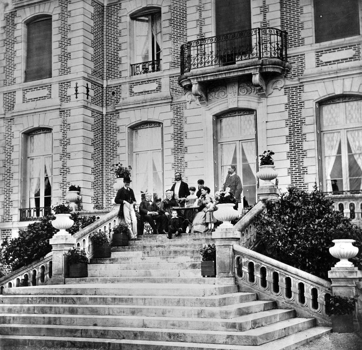 城のテラスでお茶を、1880年頃 作： フランスの写真家
