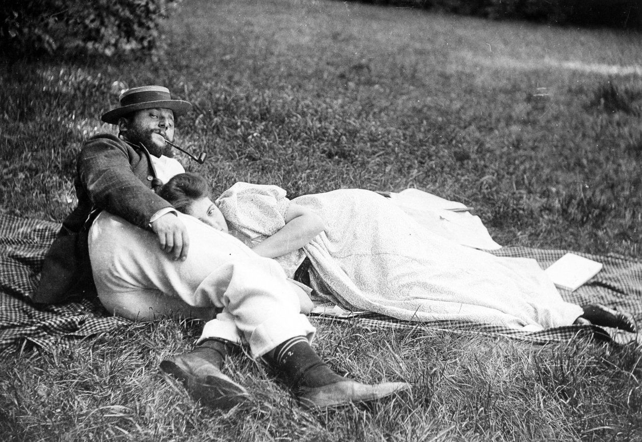 タデーナタンソンとその妻ミシアゴデブスカ、故郷ルルレの庭で1899年頃 作： フランスの写真家