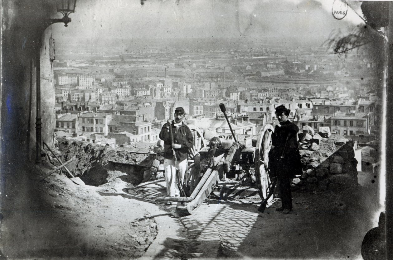 1871年のパリのコミューン期間中のモンマルトルの大砲 作： フランスの写真家