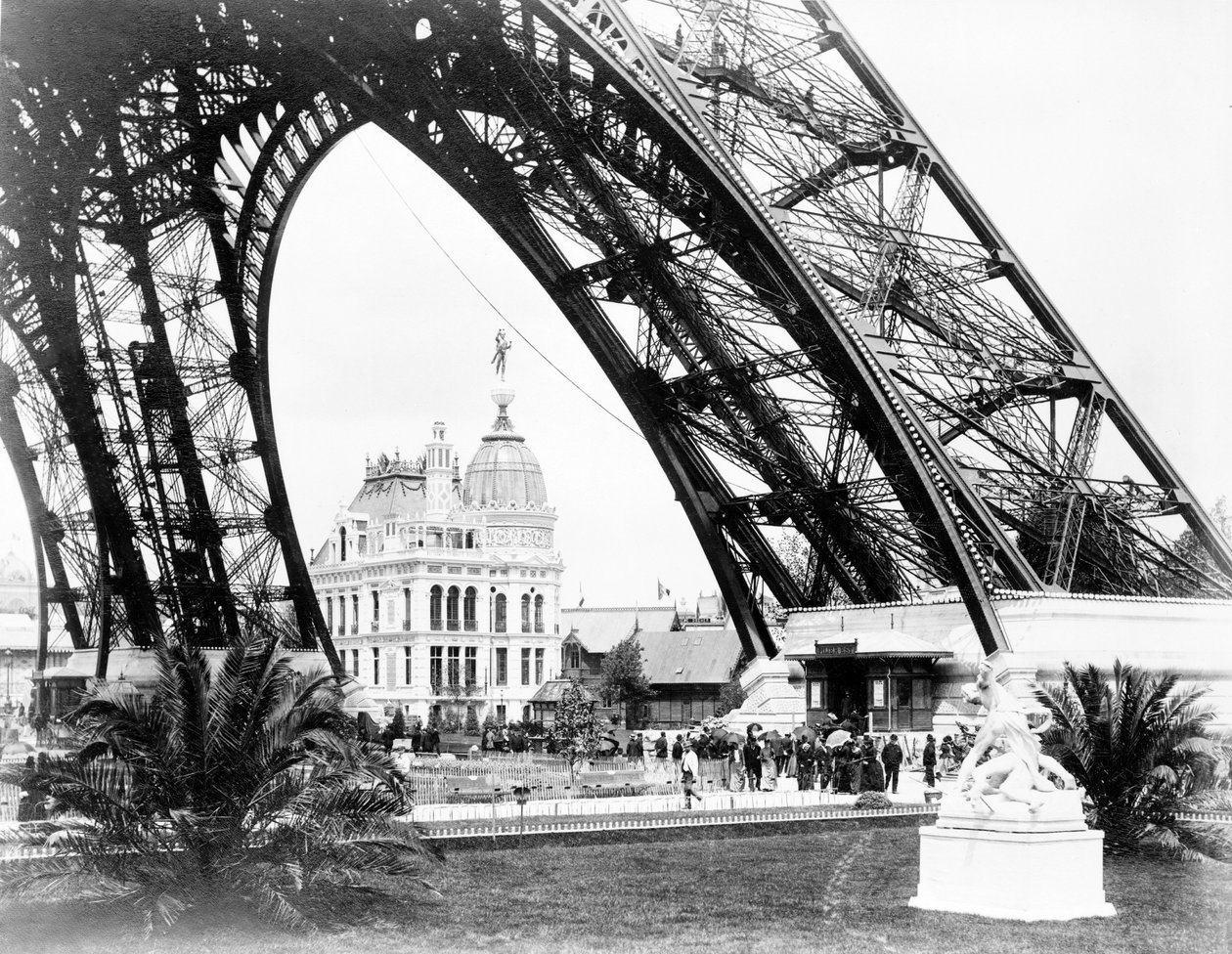 1889年のパリ展、エッフェル塔のふもとから見たガスパビリオン 作： フランスの写真家