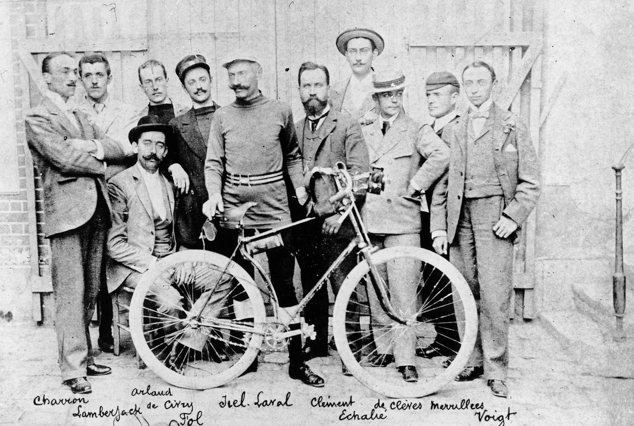 レーシングサイクリストのジールラヴァルと自転車のクレメント、レース2位パリブレスト、1891年 作： フランスの写真家