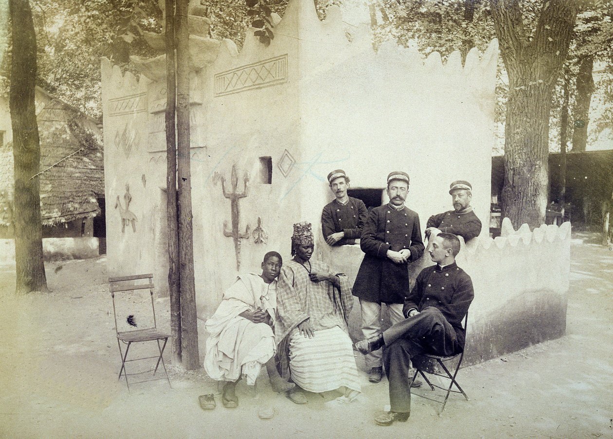 1889年パリ万国博覧会のセネガルの村 作： フランスの写真家