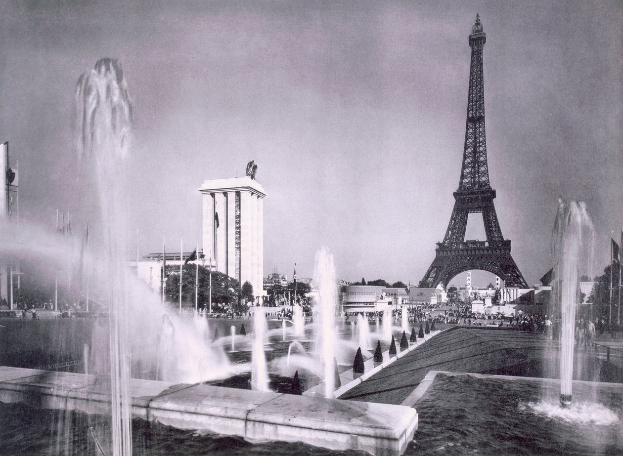 1937年のパリ万国博覧会の最中、エッフェル塔の前にある装飾用の湖 作： フランスの写真家