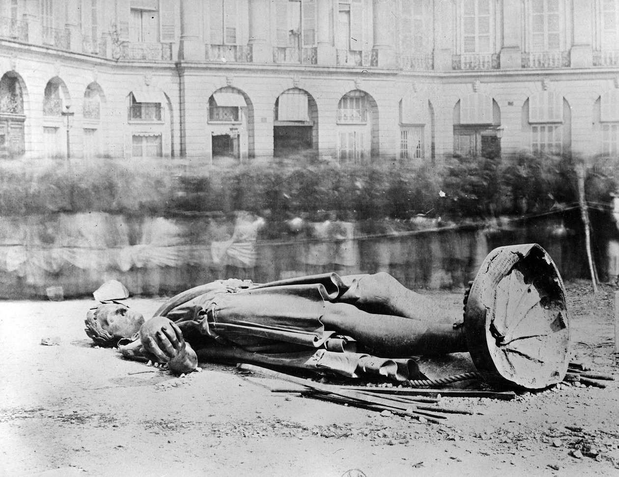 ヴァンドーム広場のナポレオンの倒れた像、1871年 作： フランスの写真家