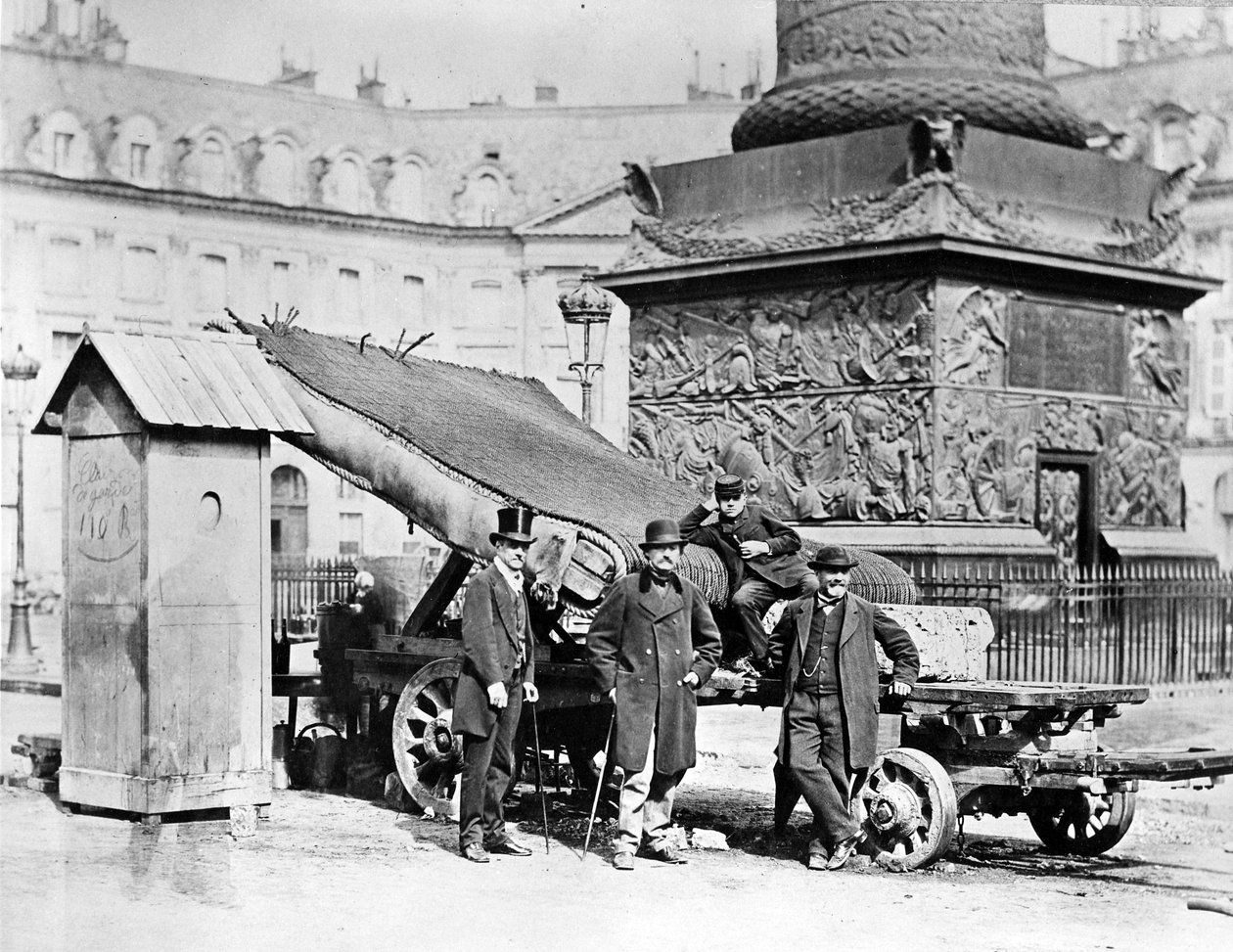 ヴァンドーム広場のパリコミューンの部隊、1871年 作： フランスの写真家