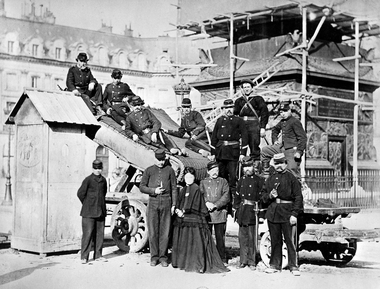 ヴァンドーム広場のパリコミューンの部隊、1871年 作： フランスの写真家