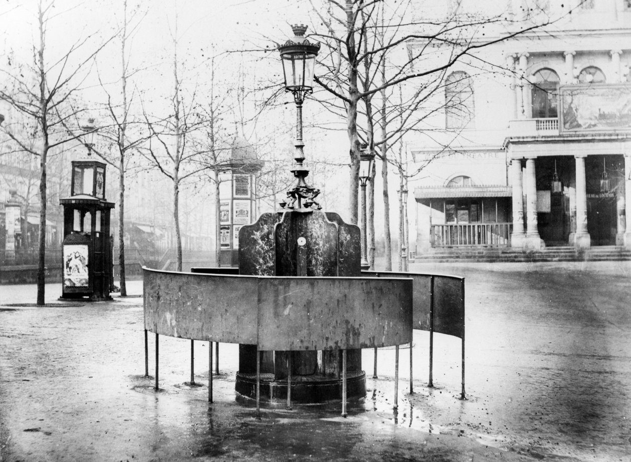 パリのグランブールヴァールにあるヴェスパシエンヌ（小便聴衆）、1900年頃 作： フランスの写真家