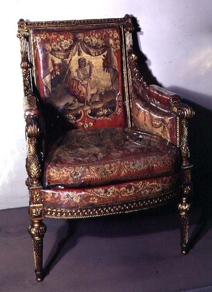 タペストリーで装飾された彫刻が施されたアームチェア、c.1780（金色の木材） 作： フランス語学校
