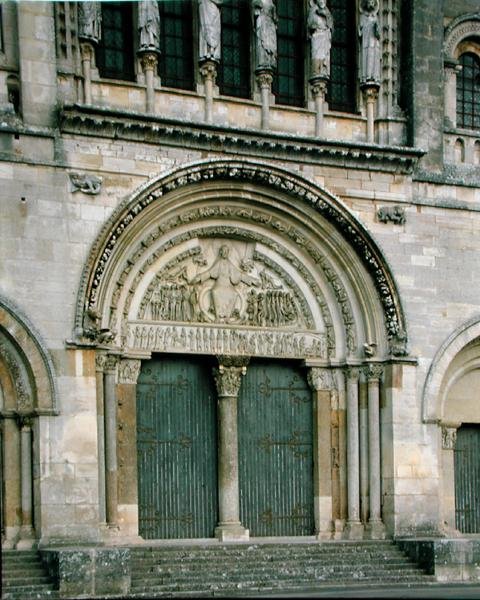 1845年にViollet-le-Ducによって再建された、1096-1106年の修道院教会の中央ポータル 作： フランス語学校