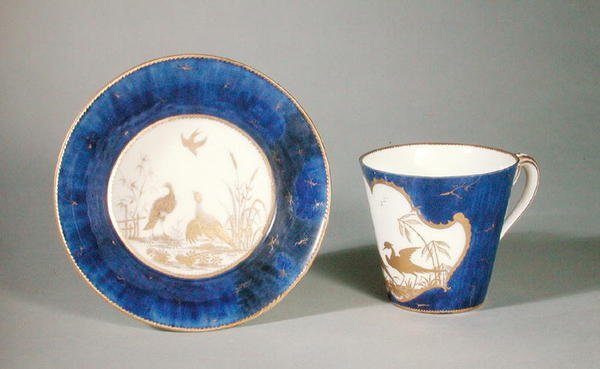 青色の背景に鳥で飾られたカップとソーサー、ヴァンセンヌのワークショップ（磁器） 作： フランス語学校