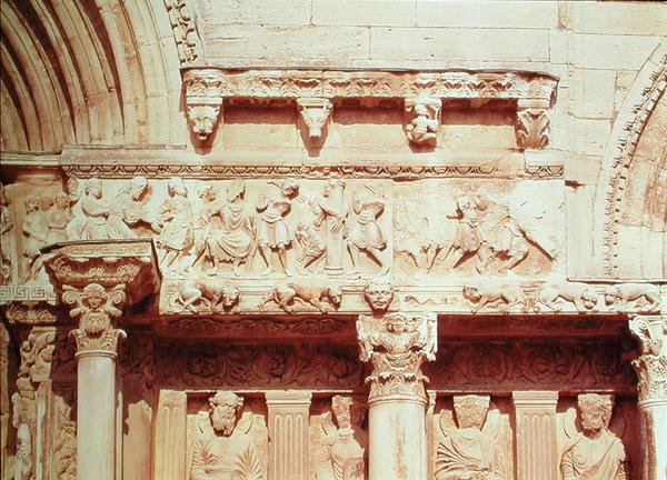 西のファサードの中央ポータルからの細部。キリストの受難の場面を描いた、1180年頃 作： フランス語学校