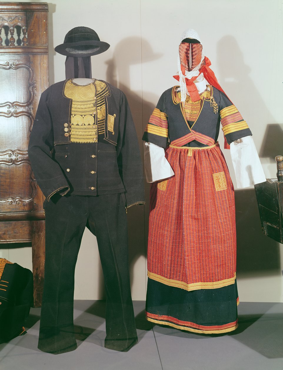 1880年のポンラベの饗宴のための伝統的な衣装を着た2人のマネキン（ミクストメディア） 作： フランス語学校