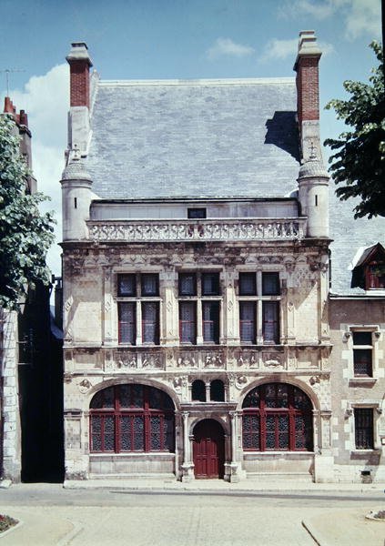 1526年から28年に建てられたホテルドゥヴィルの景色 作： フランス語学校