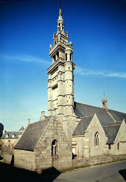 1550年頃に建てられたノートルダムドクロアズバズ教会の鐘楼の眺め 作： フランス語学校