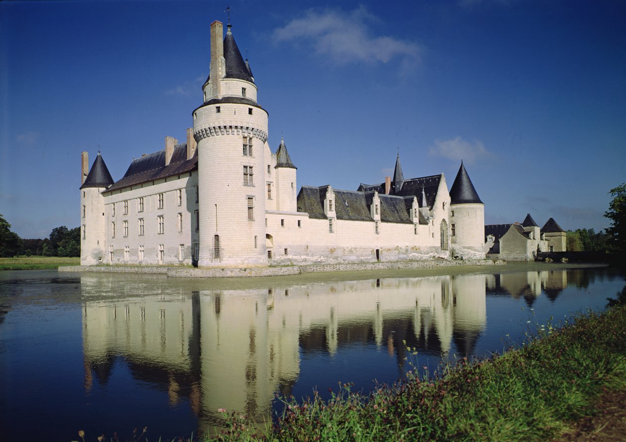1468年から73年にかけて建てられたプレシブレ城の城塞と南と東のファサードの眺め 作： フランス語学校