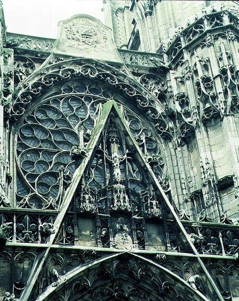 西のファサードの眺め 作： フランス語学校