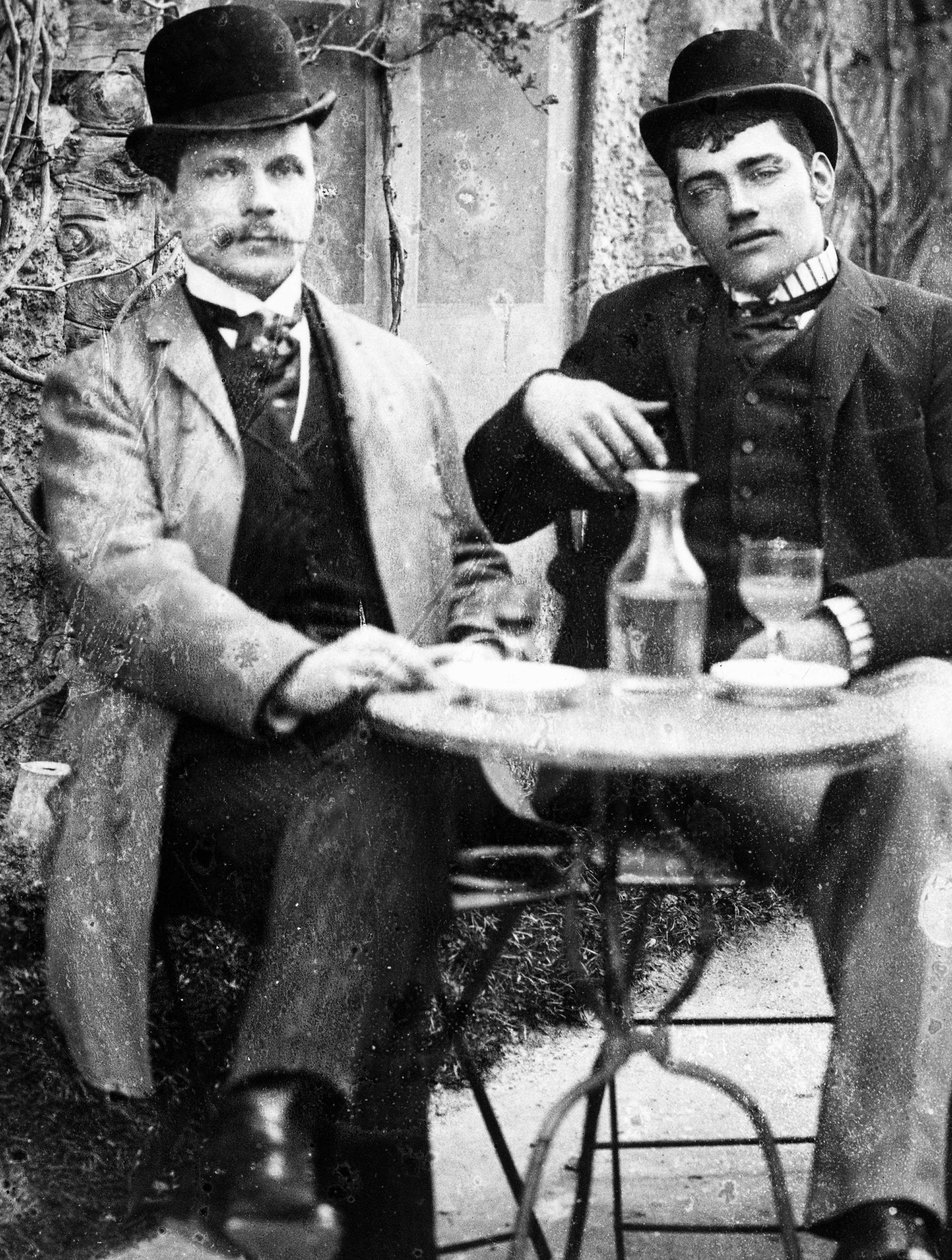 カフェのテラスに座ってアブサンを飲むシャトラン（Ducos）とそのコーチマン - 写真、1890年頃 作： フランスの写真家