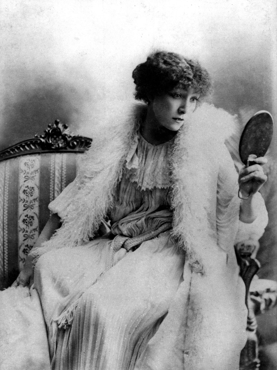 アレクサンドル・デュマの「椿姫」でマルグリット・ゴーティエを演じる女優サラ・ベルナール（1844～1923年 作： フランスの写真家