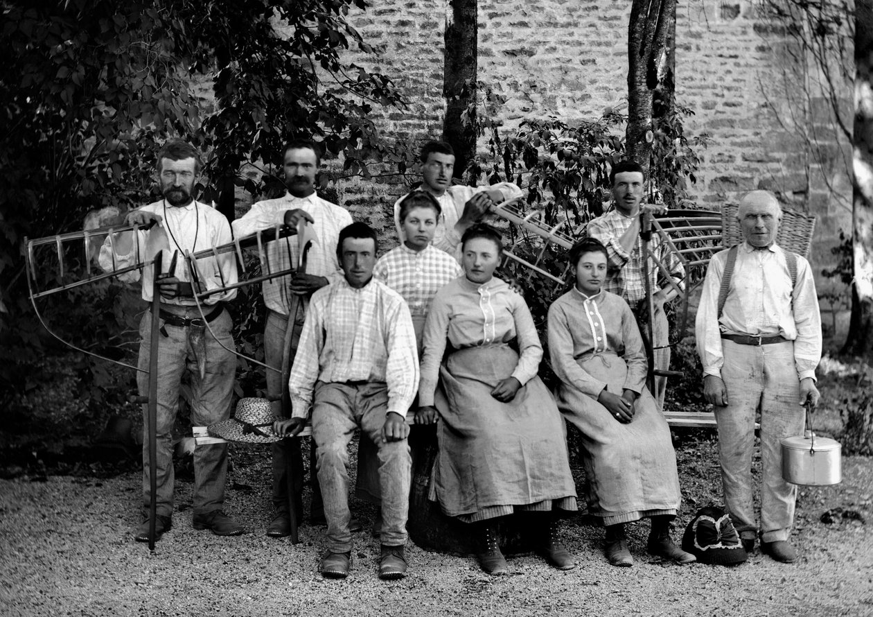 オートマルヌ（Haute Marne）のブルモン（Bourmont）近くの農場で、農業従事者とその道具、フェイク、ラトー・エルトリエ（rateau-ertrier）、ブレード・バスケット、コレクション用の受皿（1890年頃）。写真撮影。デュコス・コレクション。 作： フランスの写真家