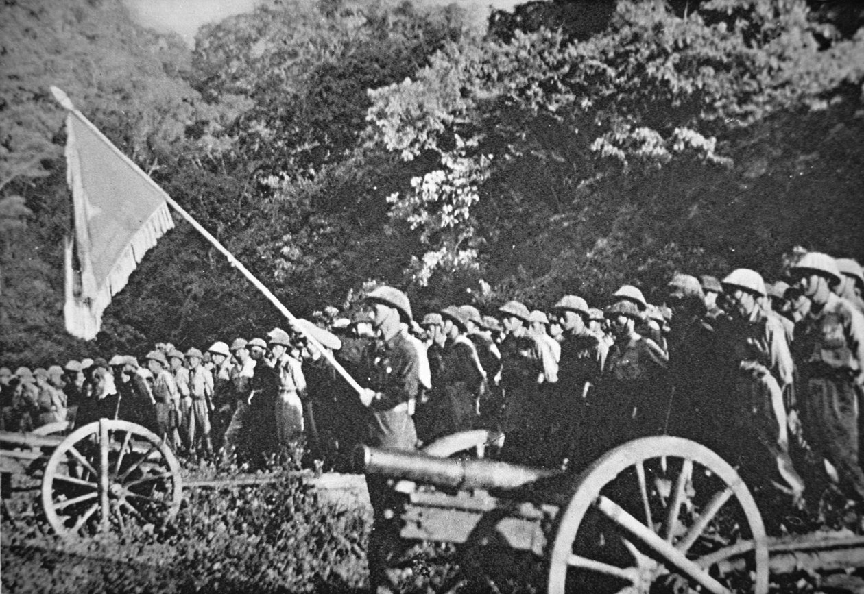 ディエンビエンフー包囲戦で軽野砲を持ってパレードする共産党ベトミン部隊（1953年11月～1954年5月）（カラーリトグラフ 作： フランスの写真家