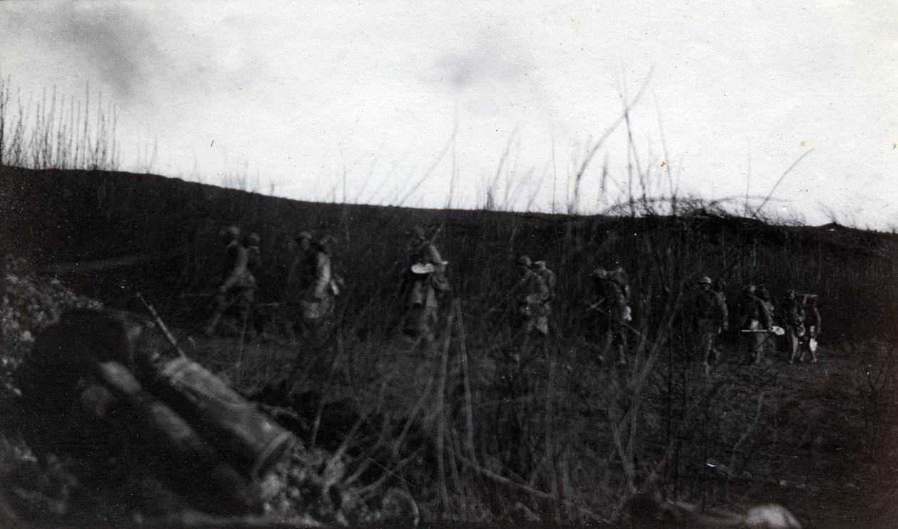 第一次世界大戦（1914-1918）：ロクール（サンカンタン）に向かって行進する兵士の一団（エイスン地方 作： フランスの写真家