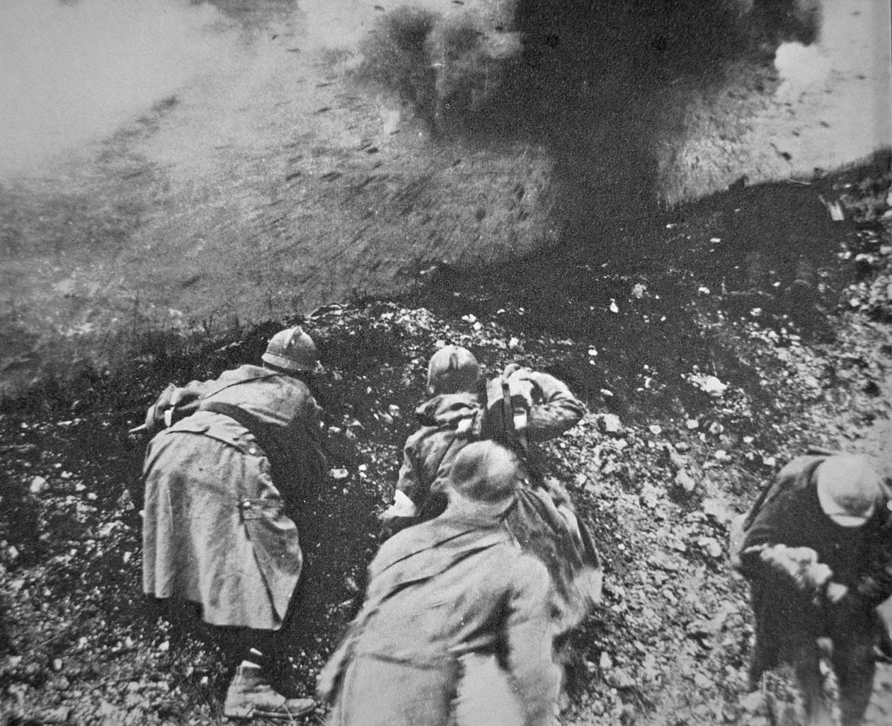 ヴェルダンの戦いでドイツ軍の砲撃を受けるフランス軍歩兵 作： フランスの写真家
