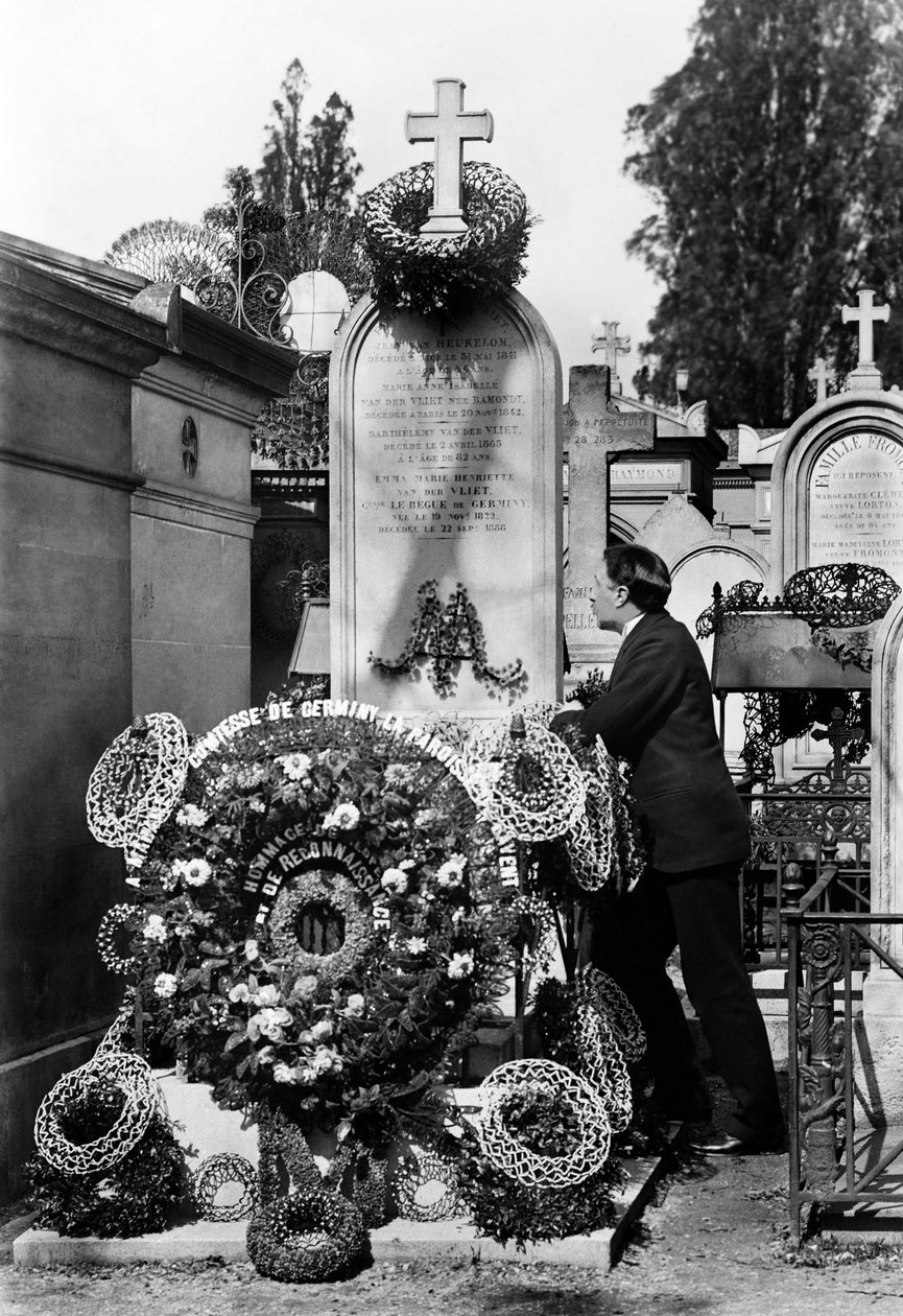 ル・ベグ・ド・ジェルミニ伯爵夫人エマ・ファン・デル・ヴリエ（1822-1888）の墓の前に集められた葬儀用の冠と男性。19世紀後半の写真。デュコス・コレクション。 作： フランスの写真家