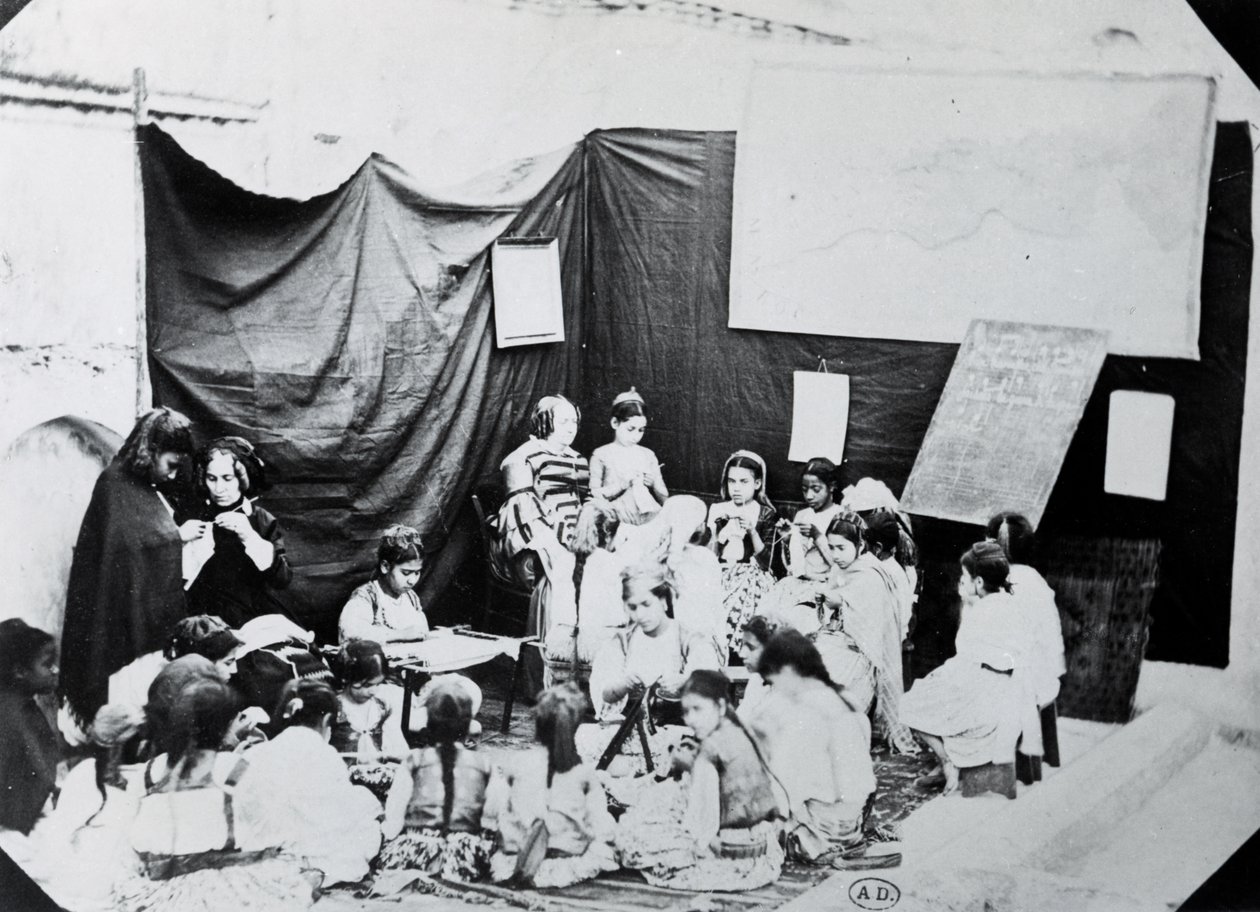 アルジェリアの女子学校、1860 作： フランスの写真家