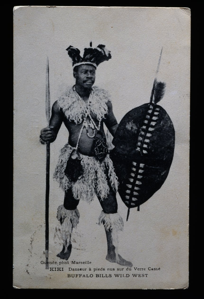 割れたガラスの上を裸足で踊るダンサーのキキ、バッファロー・ビル（William Frederick Cody 作： フランスの写真家