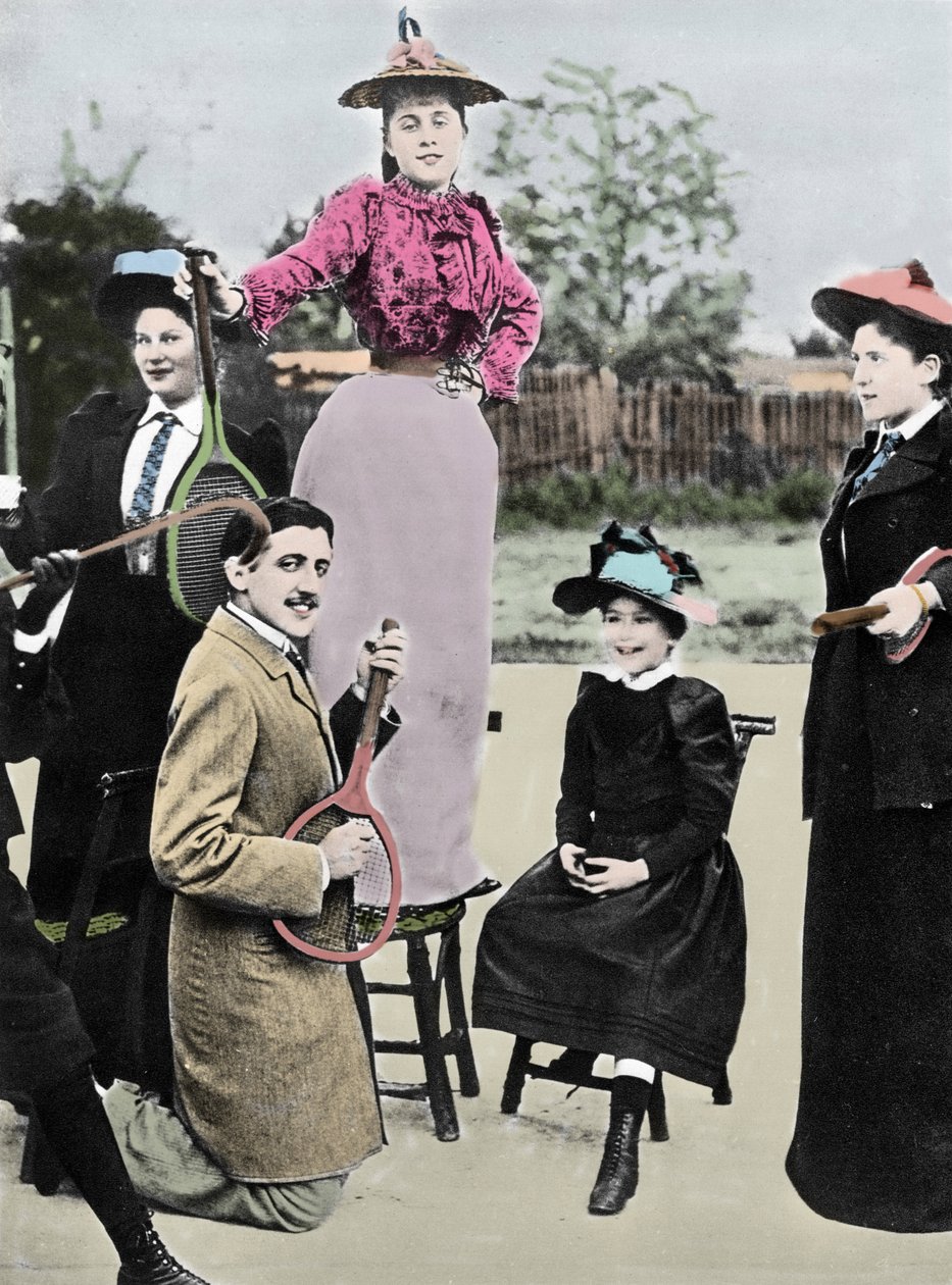 1892年、パリのテニス大通りビノーで、テニスラケットでギターを弾く若い女性のグループの真ん中にいるマルセルプルーストフランスの作家 作： フランスの写真家