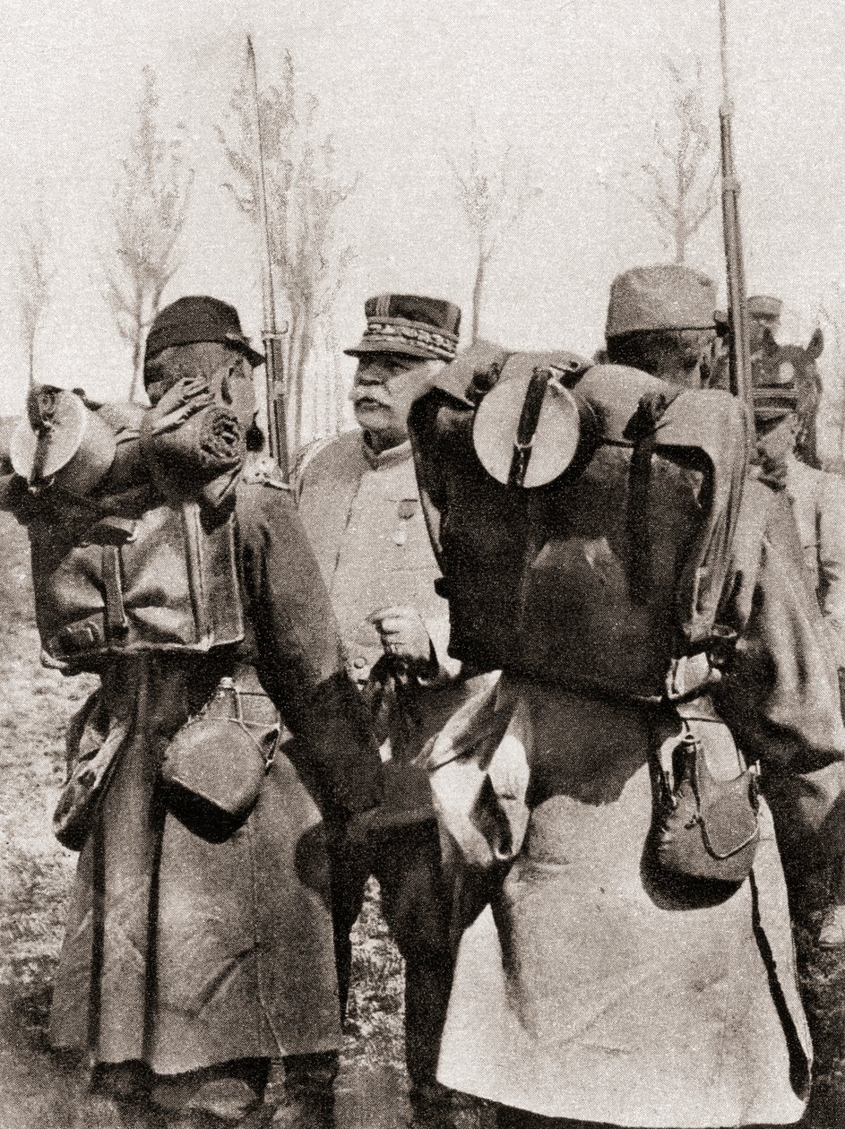 1915年のイラストレイテッドウォーニュースより、ジョセフジャック元帥、セセールジョフレが部隊を調査 作： フランスの写真家