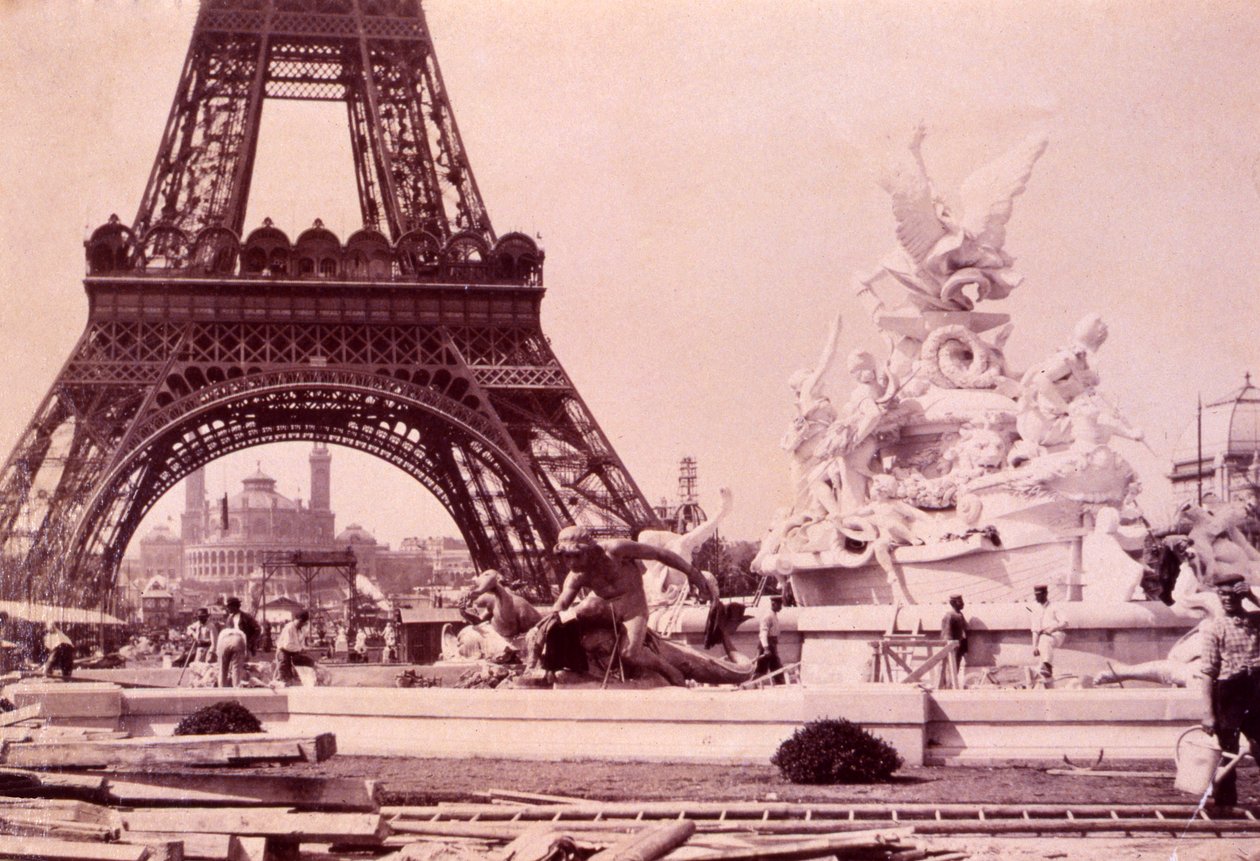 1888年頃、エッフェル塔近くに聖ヴィーダルの噴水を建てた男たち 作： フランスの写真家