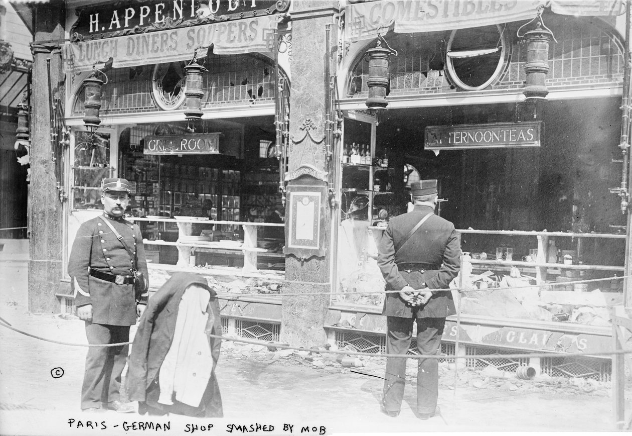 パリ、暴徒によって破壊されたドイツの店、1914 作： フランスの写真家
