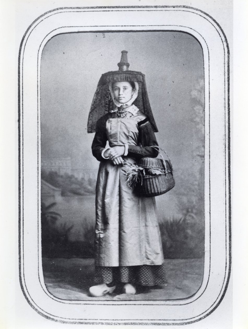 フランスの地方衣装を展示したフォト・ビジネスカード、1860-70年頃（モノクロ写真 作： フランスの写真家