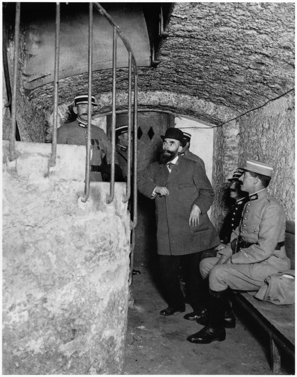 アンリデザイアーランドル（1869-1922）c.1919-20の地下室を捜す警官 作： フランスの写真家
